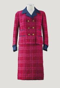 Chanel Haute Couture Tailleur croisé en tweed fuchsia 1963 Esprit de Gabrielle espritdegabrielle.com