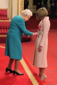 Anna Wintour Dame Commandeur CHANEL Elizabeth 2 Reine d'Angleterre Esprit de Gabrielle espritdegabrielle.com