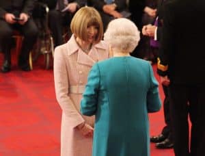 Anna Wintour Dame Commandeur CHANEL Elizabeth 2 Reine d'Angleterre Esprit de Gabrielle espritdegabrielle.com