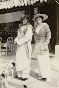 Gabrielle Chanel et sa tante Adrienne Deuville 1913 Esprit de Gabrielle espritdegabrielle.com