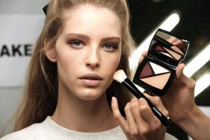 CHANEL Défilé RTW AW 2020-2021 - Maquillage backstage Esprit de Gabrielle espritdegabrielle.com
