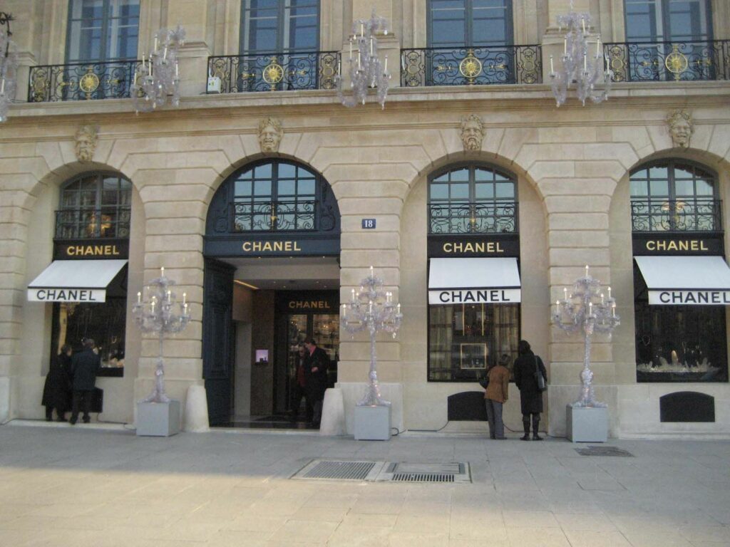 La Cote des Montres : La montre Chanel Première Rock - inspirée de la forme  octogonale du bouchon du flacon du N°5 et de celle de la place Vendôme en  matière précieuse