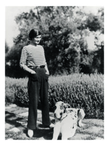 CHANEL Gabrielle Chanel et son chien Gigot en 1930 CHANEL 5 LIVRE Pauline Dreyfus La Martinière Esprit de Gabrielle espritdegabrielle.com