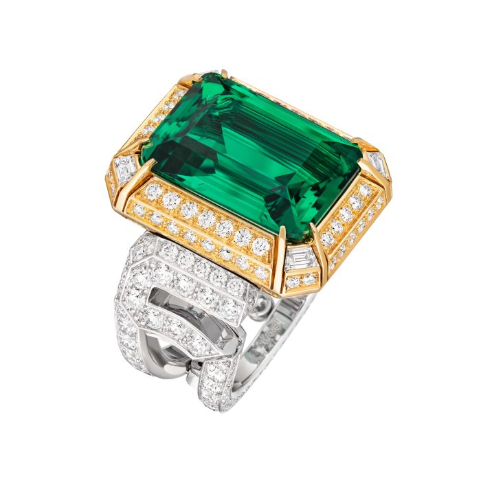 Bague SPORTY 5 en or blanc, or jaune, diamants et émeraude. avec une émeraude taille octogonale 10,24 cts. - Chanel