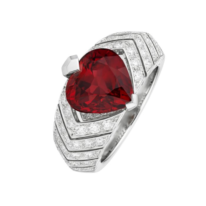 Bague GRAPHIC LINE RED en platine, diamants et rubis, avec un rubis taille coeur 5,06 cts - Chanel