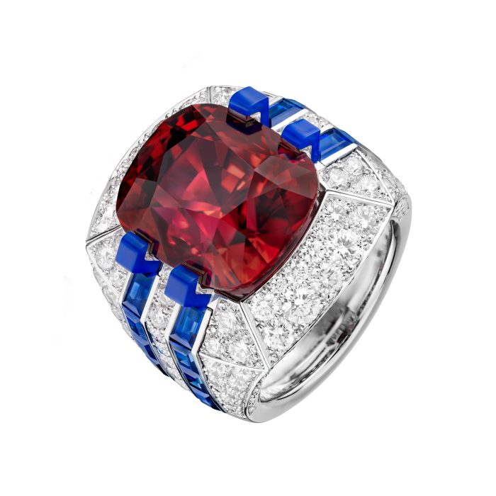 Bague GRAPHIC LINE en or blanc, diamants, spinelle, saphirs et laque bleue, avec une spinelle rouge taille coussin 16,63 cts