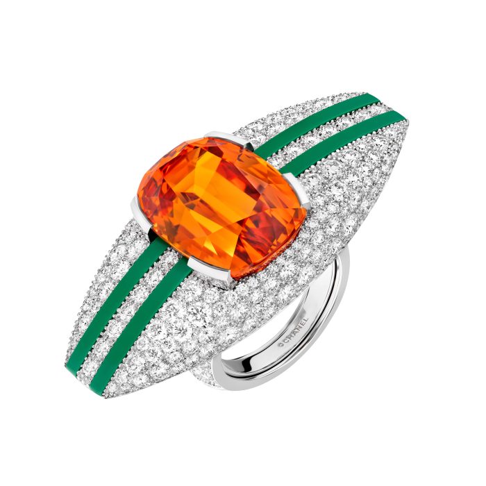 Bague GRAPHIC LINE en or blanc, platine, diamants, grenat mandarin et laque verte, avec un grenat mandarin taille coussin 30,67 cts - Chanel