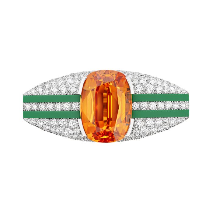 Bague GRAPHIC LINE en or blanc, platine, diamants, grenat mandarin et laque verte, avec un grenat mandarin taille coussin 30,67 cts - Chanel