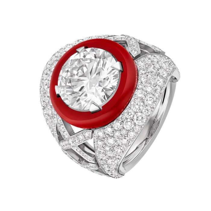 Bague QUILTED 2.55 en or blanc, diamants et laque rouge, avec un diamant taille brillant 5,05 cts D FL - Chanel