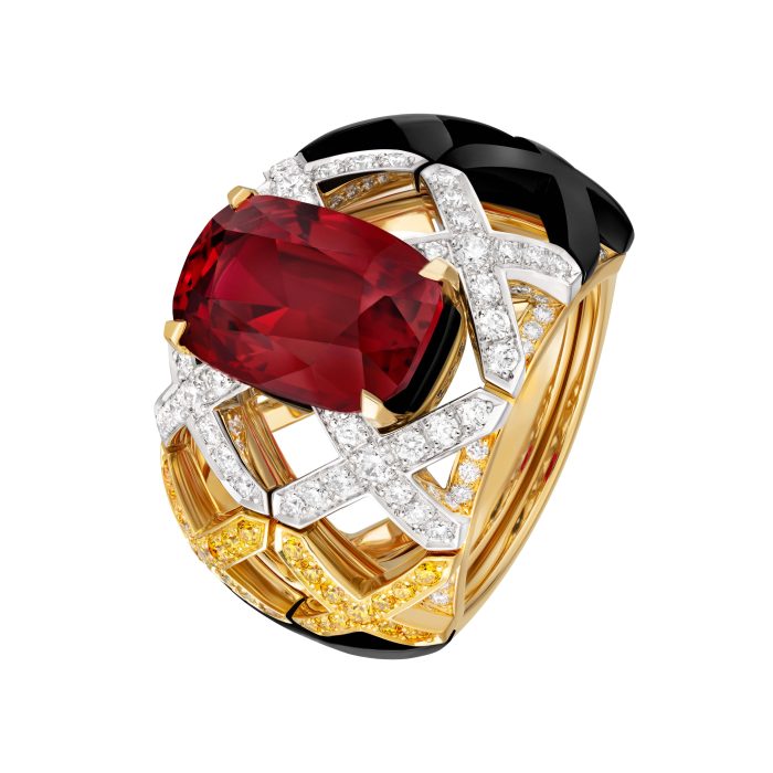 Bague QUILTED STARS en or jaune, platine, diamants, diamants jaunes, rubis et onyx, avec un rubis taille coussin 7,56 cts