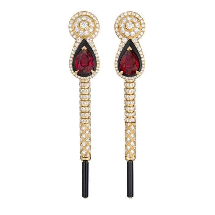 Boucles d'oreilles GOLD SLIDER en or jaune, diamants, rubis et onyx, avec un rubis taille poire 4,35 cts et un rubis taille poire 4,34 cts - Chanel