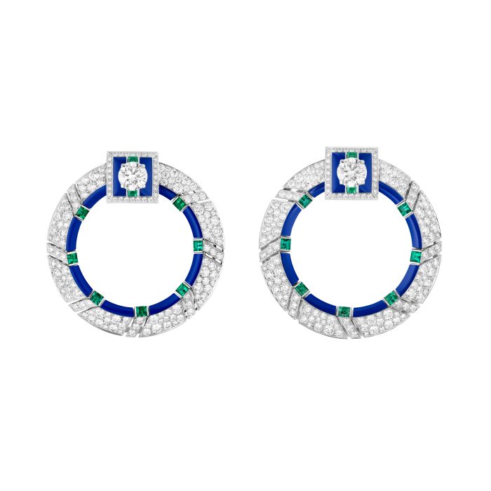 Boucles d'oreilles GRAPHIC LINE BLUE en or blanc, diamants, émeraudes et laque bleue, avec un diamant taille brillant 1,51 cts D FL et un diamant taille brillant 1,53 cts D FL - Chanel