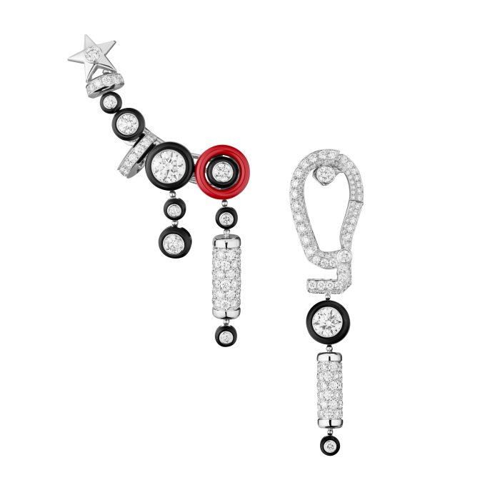 Boucles d'oreilles SPORTY 5 BLACK & WHITE en or blanc, diamants, laque rouge et noire, avec un diamant taille brillant 1,07 cts E VVS2 et un diamant taille brillant 1,05 cts E VVS2 - Chanel