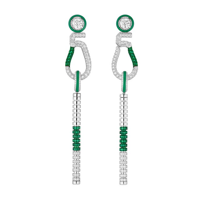 Boucles d'oreilles SPORTY 5 GREEN en or blanc, diamants, émeraudes, laque verte et aluminium vert, avec un diamant taille brillant 1,05 cts F VVS1 et un diamant taille brillant 1,06 cts F VVS1 - Chanel