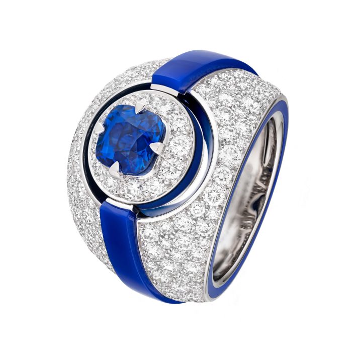 Bague CHANEL PRINT en or blanc, diamants, saphir et laque bleue, avec un saphir taille coussin 2,03 cts