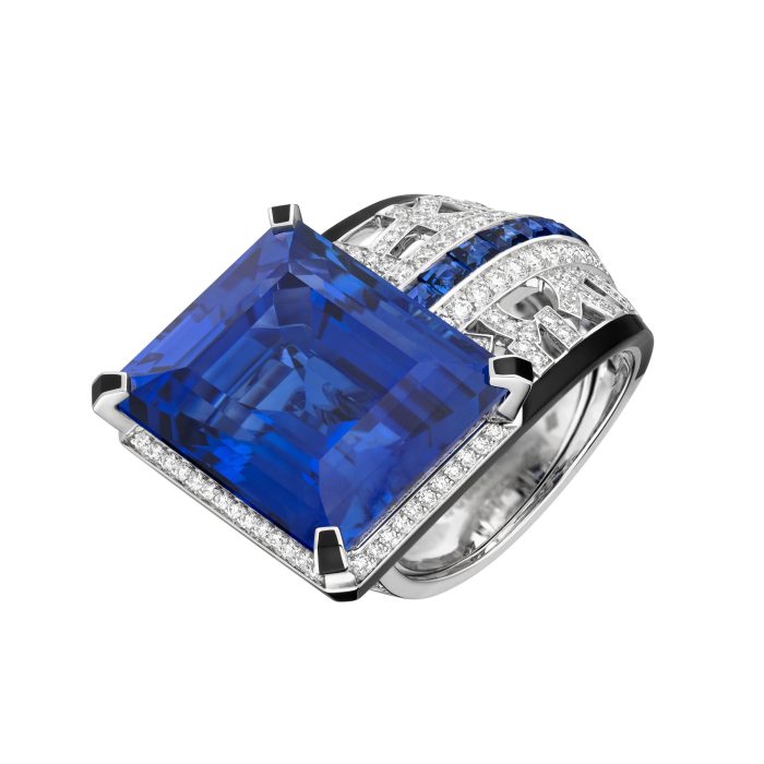 Bague CHANEL PRINT en or blanc, diamants, saphirs et laque noire, avec un saphir taille rectangulaire 35,10 cts