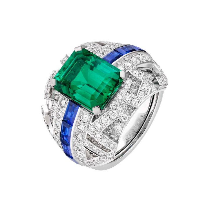 Bague CHANEL PRINT en or blanc, platine, diamants, émeraude et saphirs, avec une émeraude taille octogonale 6,40 cts