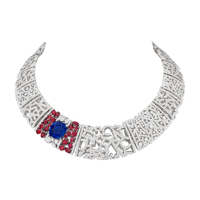 Collier CHANEL PRINT en or blanc, diamants, saphir et rubis, avec un saphir taille coussin 18,00 cts - Chanel