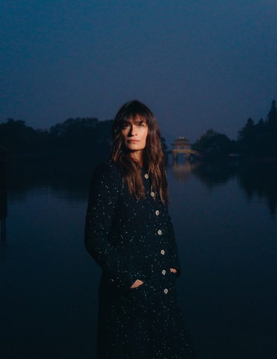 Caroline de Maigret est maquillée par CHANEL