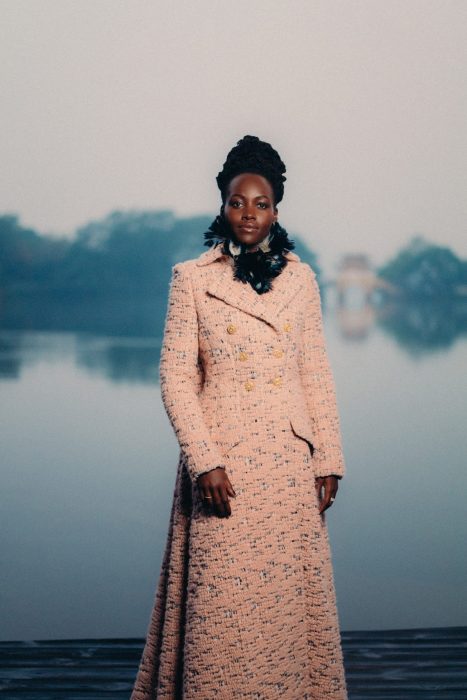 Lupita Nyong'o maquillée par CHANEL au défilé des métiers d'art 2024/25